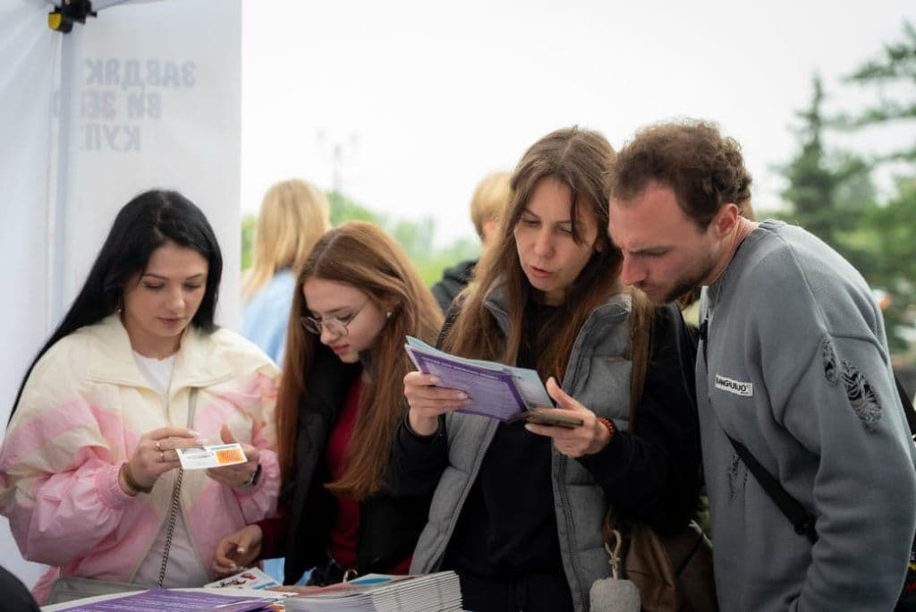 Понад 100 щеплень за два дні та відверта розмова про профілактику здоров'я – спільна акція Національного інституту раку та МОЗ — фото 3